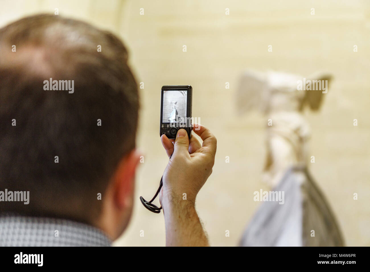 PARIS - 16. Mai: Unidentified tourist Fotos zu Venus von Milo im Louvre Museum am 16. Mai 2015 Paris, Frankreich. Louvre ist das größte Museum in Paris Stockfoto
