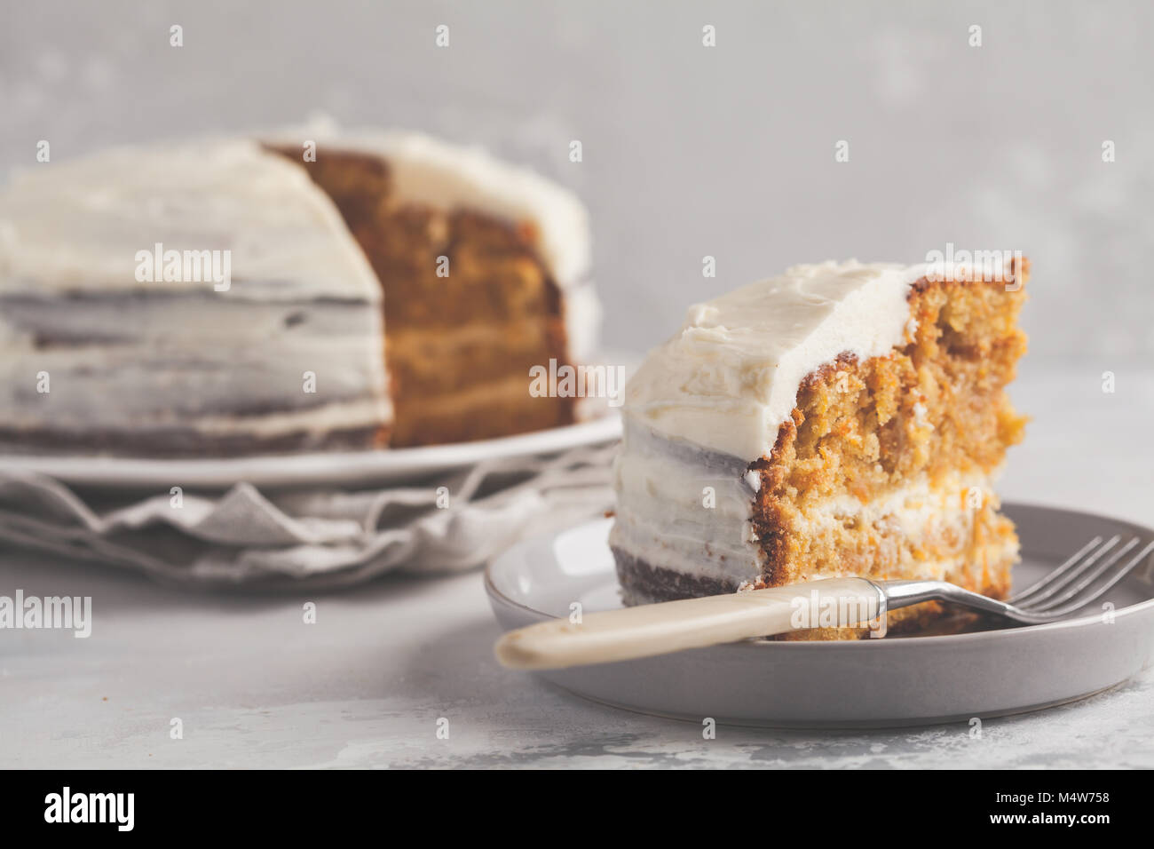 Karotte hausgemachte Kuchen mit Weiß Creme auf grauem Hintergrund. Festliches dessert Konzept. Stockfoto