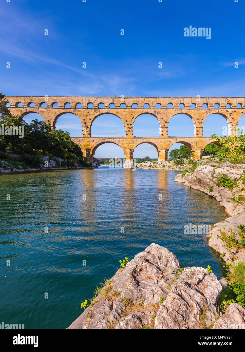 Drei-stöckigen Aquädukt Pont du Gard in Europa Stockfoto