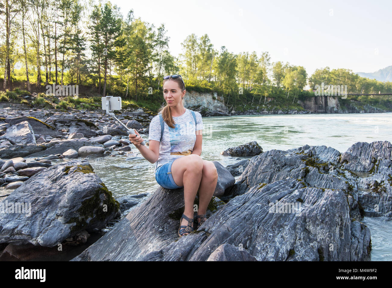 Fluss selfie auf Handy Stockfoto