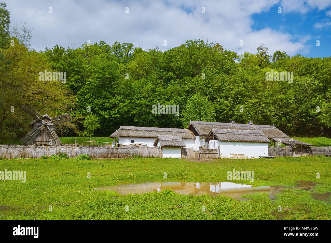 Gebäude in rumänischen Vilage Stockfoto