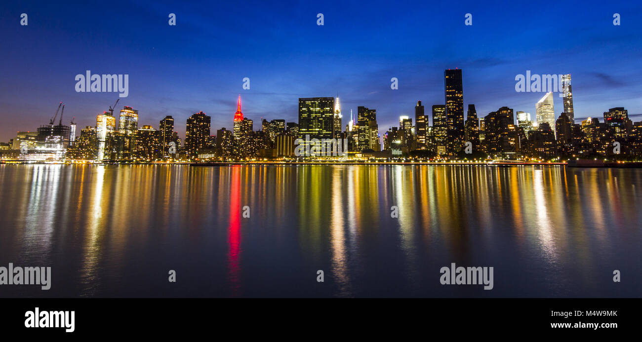 Manhattan bei Nacht, Blick von Long Island Stockfoto