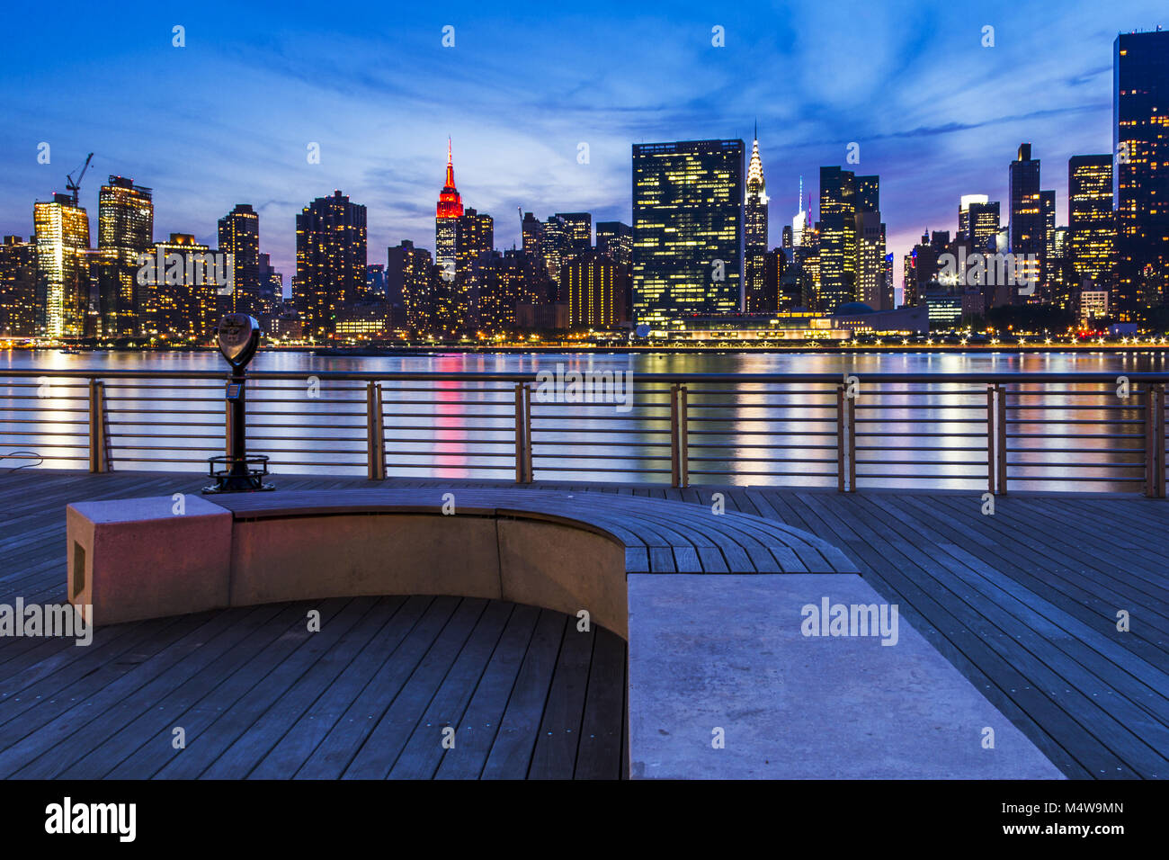 Manhattan bei Nacht, Blick von Long Island Stockfoto