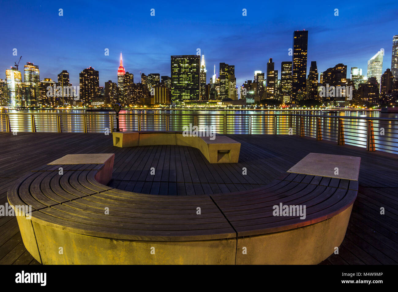 Manhattan bei Nacht, Blick von Long Island Stockfoto