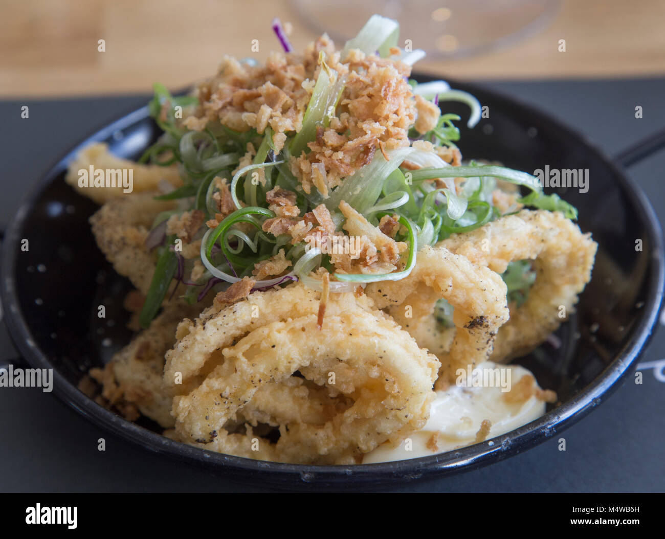 Crunchy golden beschichtete calamari Ringe mit Salat und paniermehl eingerichtet Stockfoto
