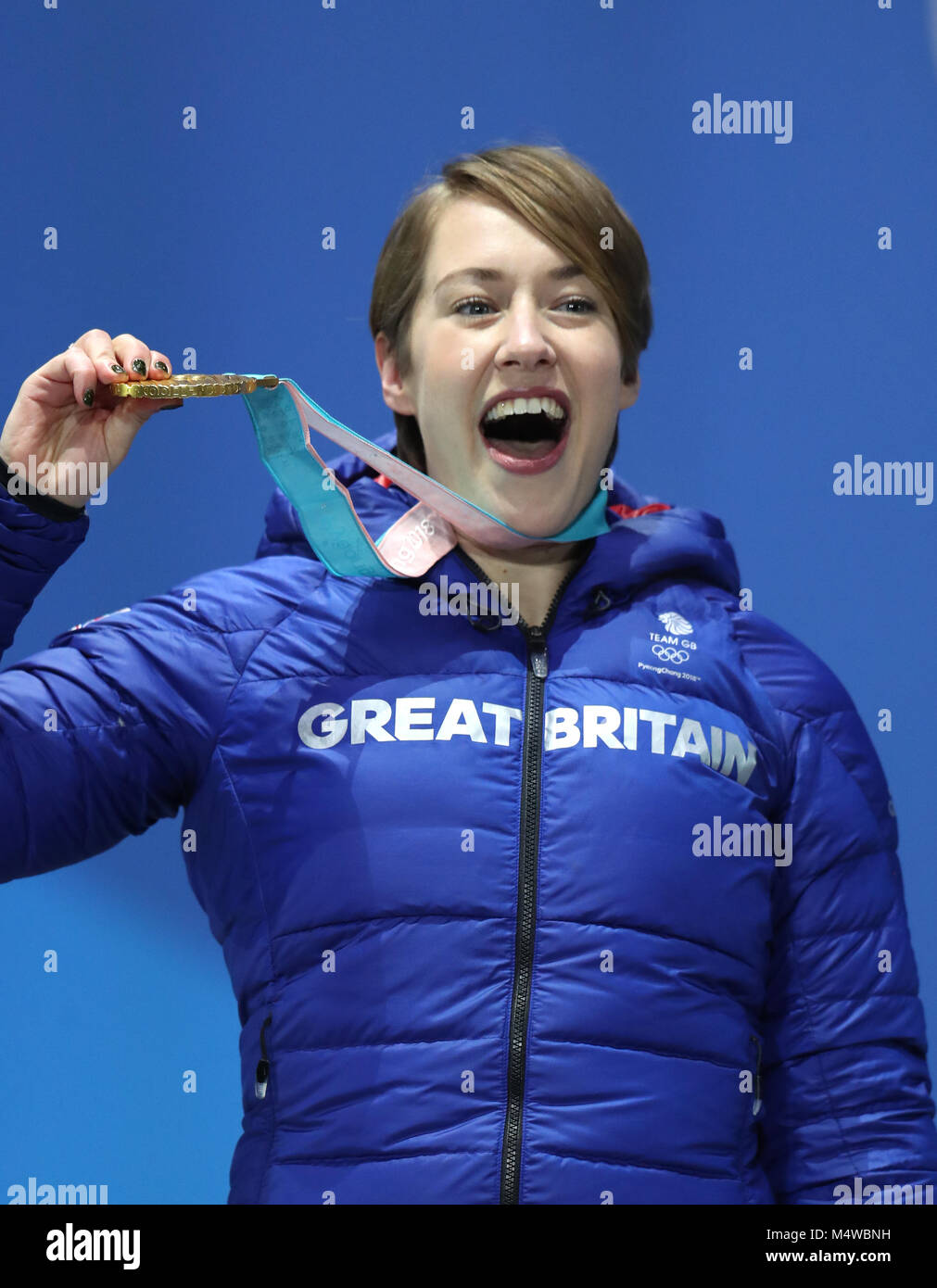 Großbritanniens Lizzy Yarnold wirft mit ihre Goldmedaille bei der Siegerehrung für das Skelett der Frauen am Tag neun der Olympischen Winterspiele 2018 PyeongChang in Südkorea. Stockfoto