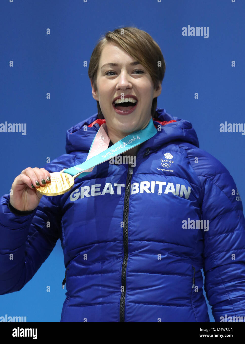 Großbritanniens Lizzy Yarnold wirft mit ihre Goldmedaille bei der Siegerehrung für das Skelett der Frauen am Tag neun der Olympischen Winterspiele 2018 PyeongChang in Südkorea. Stockfoto