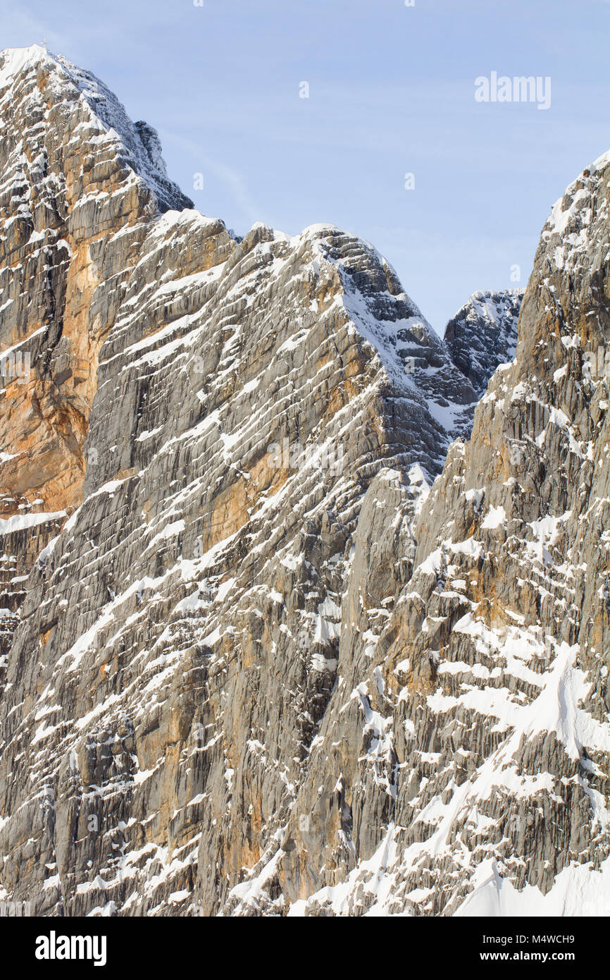 Rocky Mountain Wall im Winter Stockfoto