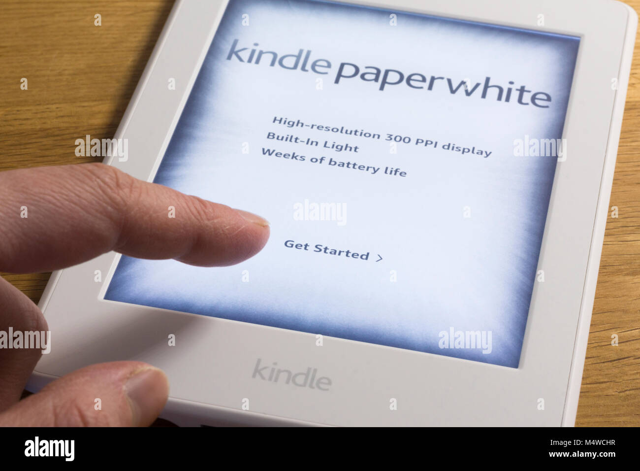 Ein neuer Benutzer beginnt mit einem Kindle paperwhite eBook Leser Stockfoto