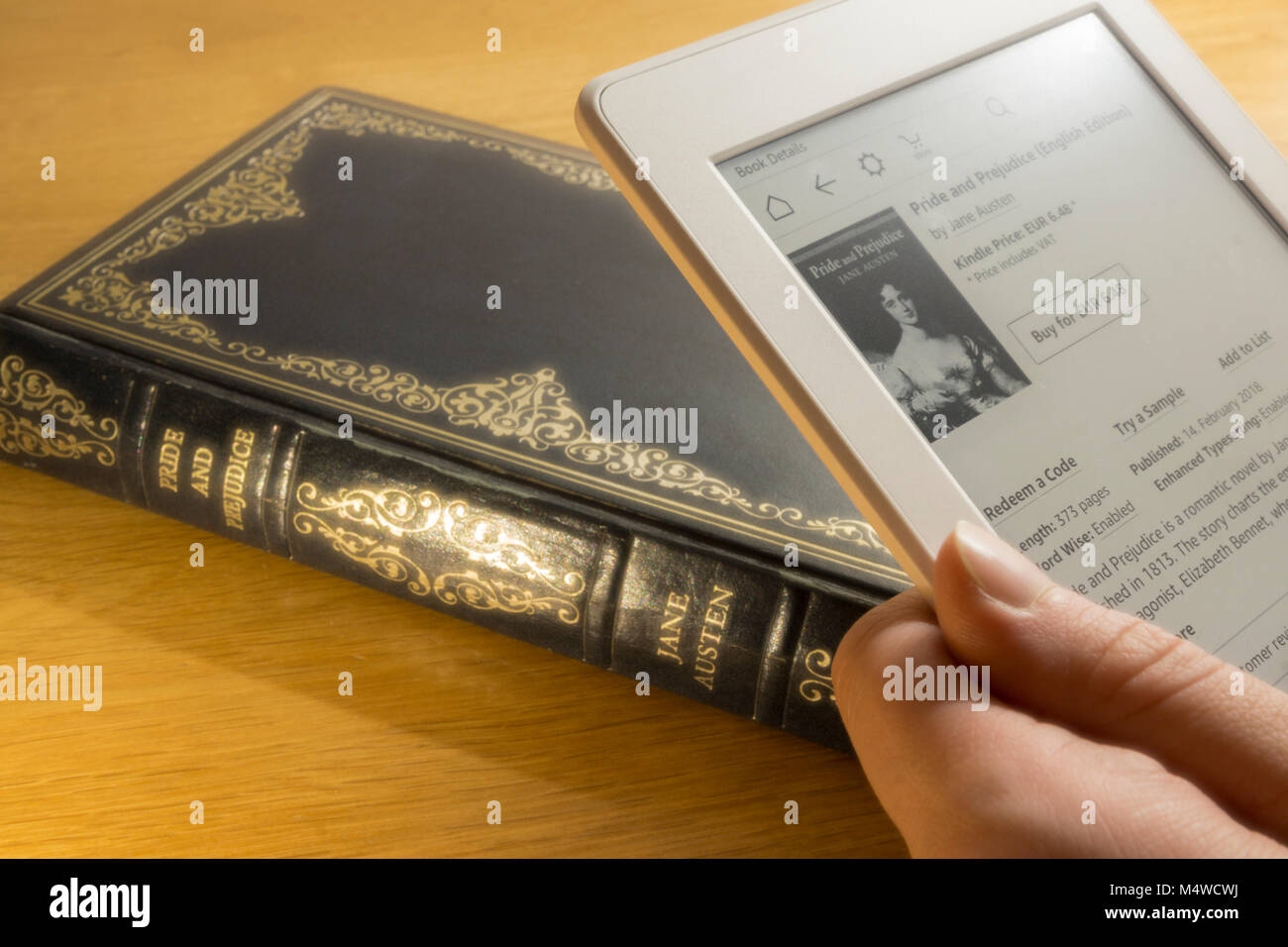 Ein Benutzer ein eBook kaufen, Kopieren von Stolz und Vorurteil, mit einem Hardcover Buch im Hintergrund Stockfoto