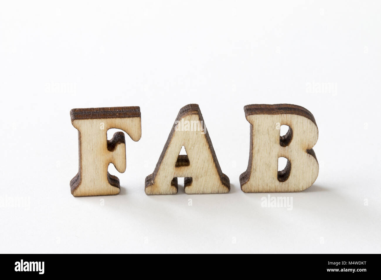 FAB FAB, Holz Buchstaben auf weißem Hintergrund, fabelhafte Stockfoto