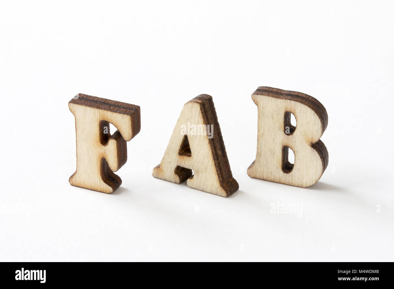 FAB FAB, Holz Buchstaben auf weißem Hintergrund, fabelhafte Stockfoto