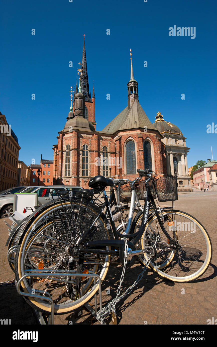 Fahrräder und Riddarholmen Kirche (riddarholmskyrkan), Stockholm, Schweden Stockfoto