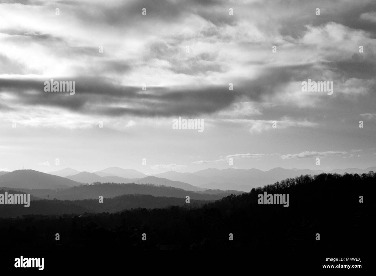 Wolken schweben über den Blue Ridge Bergen in diesem Blick von der Omni Grove Park Inn in Asheville, NC, UAS Stockfoto