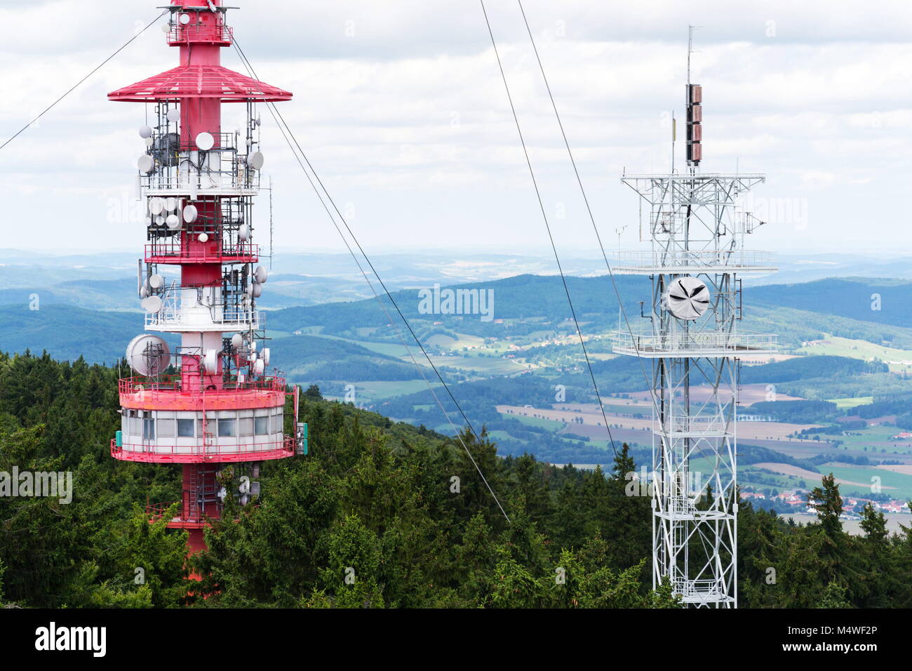 Zwei tk-Türme mit Kommunikation Sender und Antennen im Wald Stockfoto