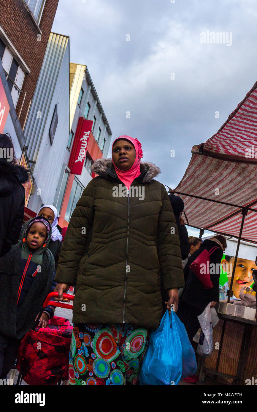 Käufer von Lewisham High Street Stockfoto