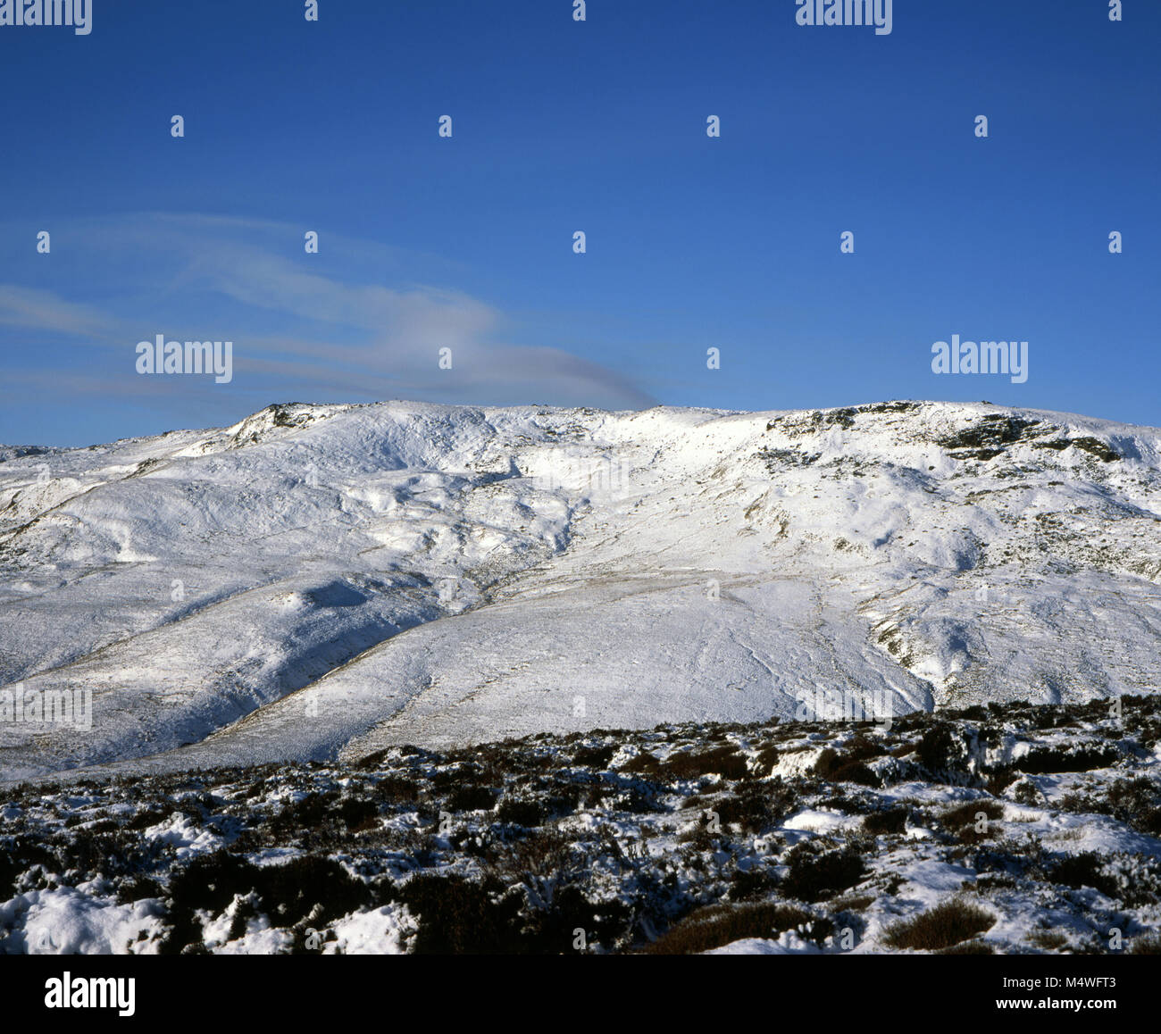 Schnee Kinder Scout westlichen Rand an einem klaren Wintertag Peak District National Park in der Nähe von Hayfield Derbyshire in England Stockfoto