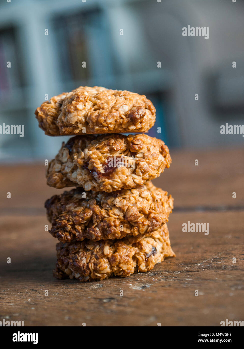 Stapel von vier unregelmäßigen, hausgemachte Kekse. natürliche Hintergrund. Stockfoto