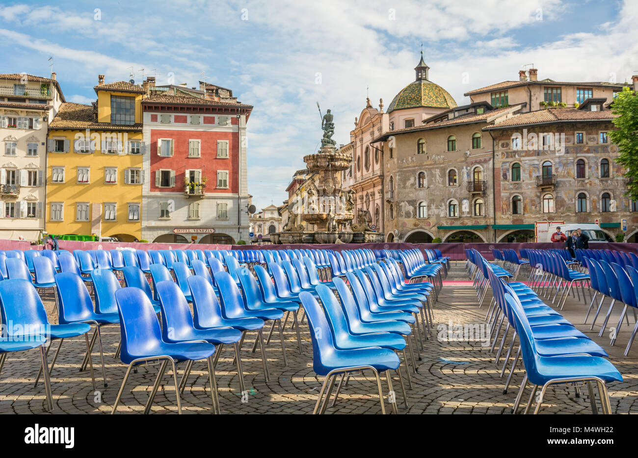 Der Hauptplatz der Stadt Trient (Piazza Duomo) mit Stühlen für die Abschlussfeier der Universität Trient, Italien, Europa. Stockfoto