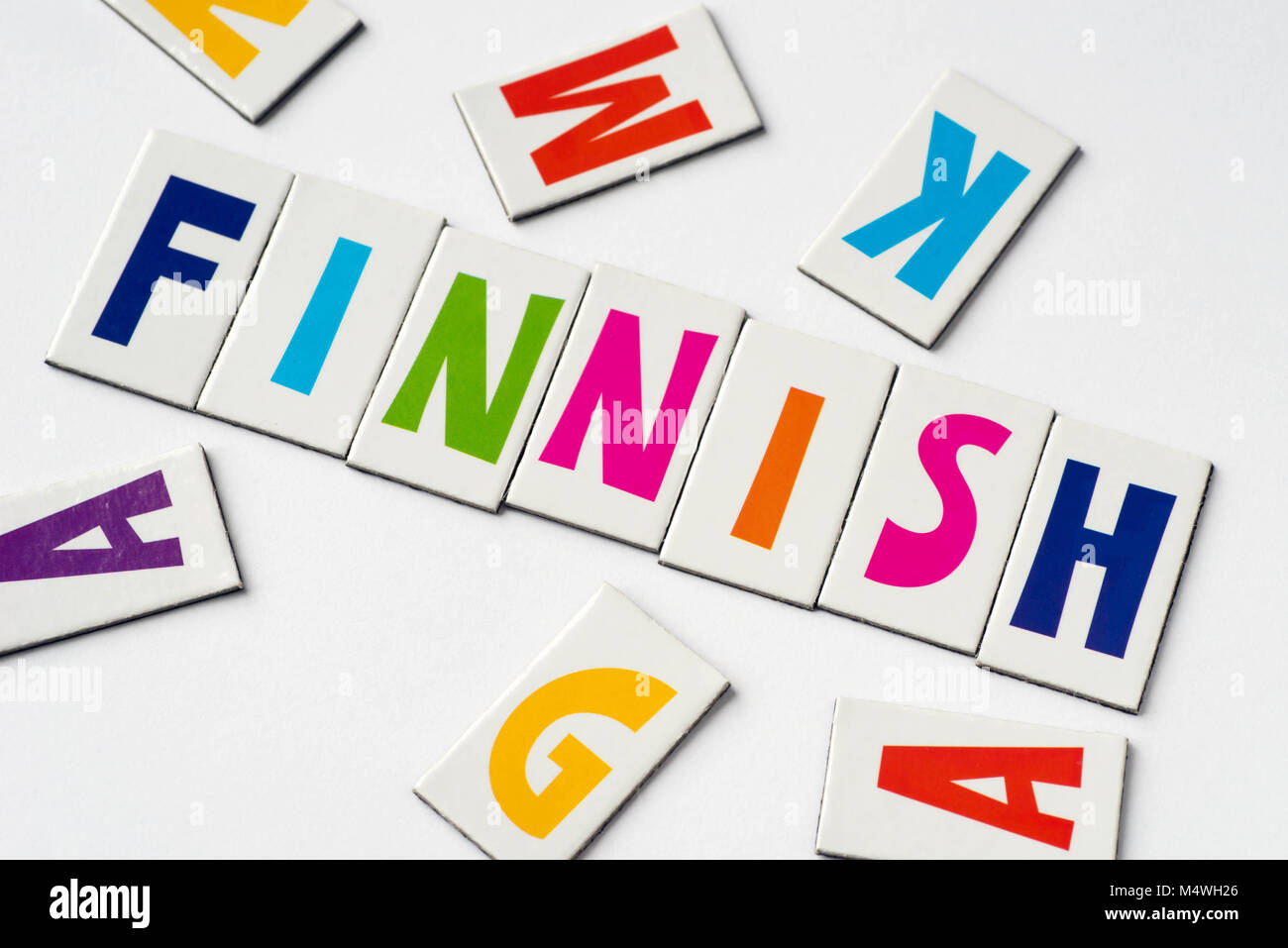 Wort Finnische aus bunte Buchstaben auf weißem Hintergrund Stockfoto