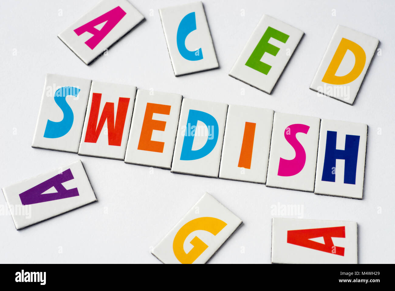 Wort Schwedische aus bunte Buchstaben auf weißem Hintergrund Stockfoto