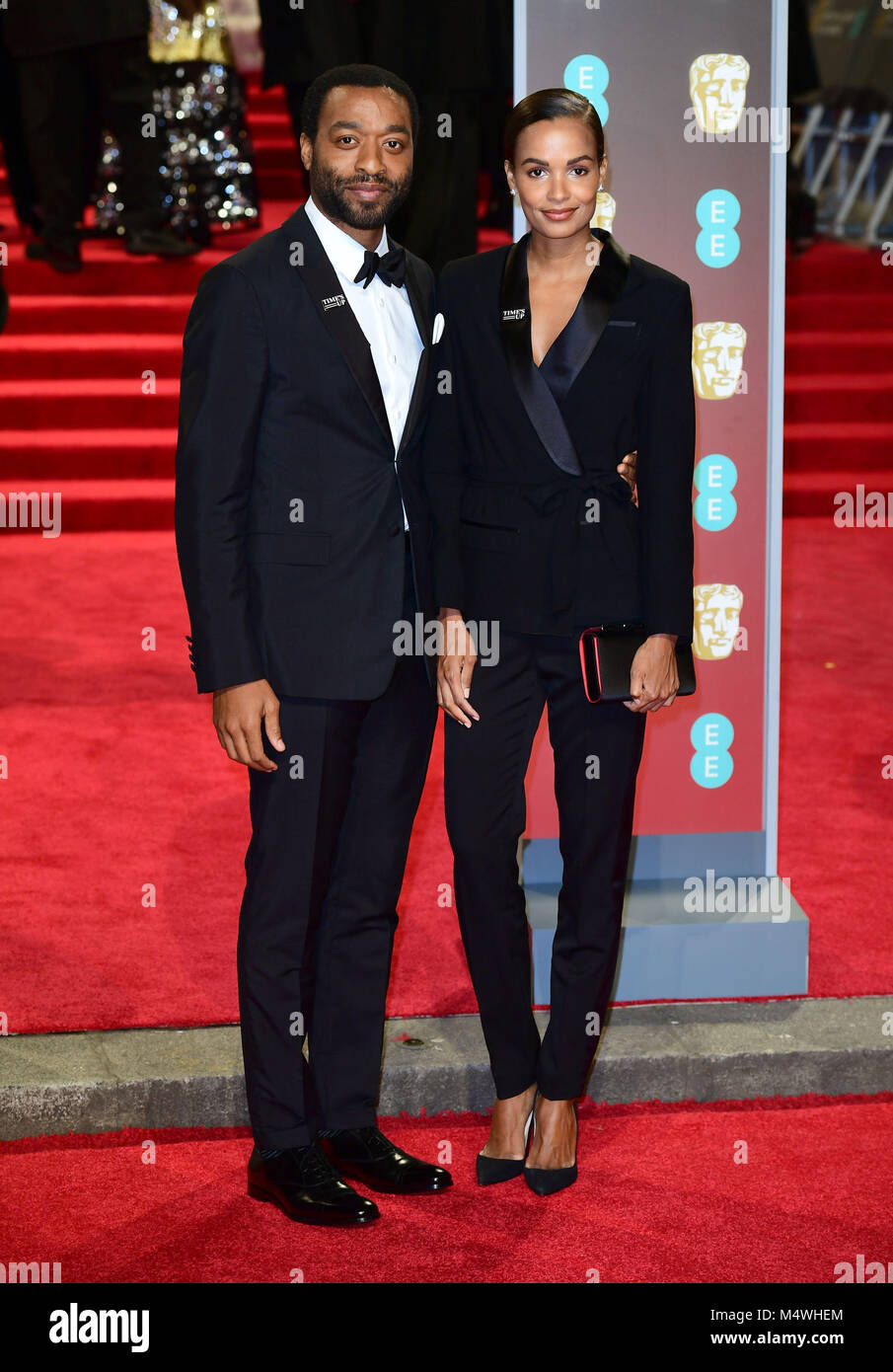 Chiwetel Ejiofor und Gast an der EE-British Academy Film Awards gehalten an der Royal Albert Hall, Kensington Gore, Kensington, London. Stockfoto