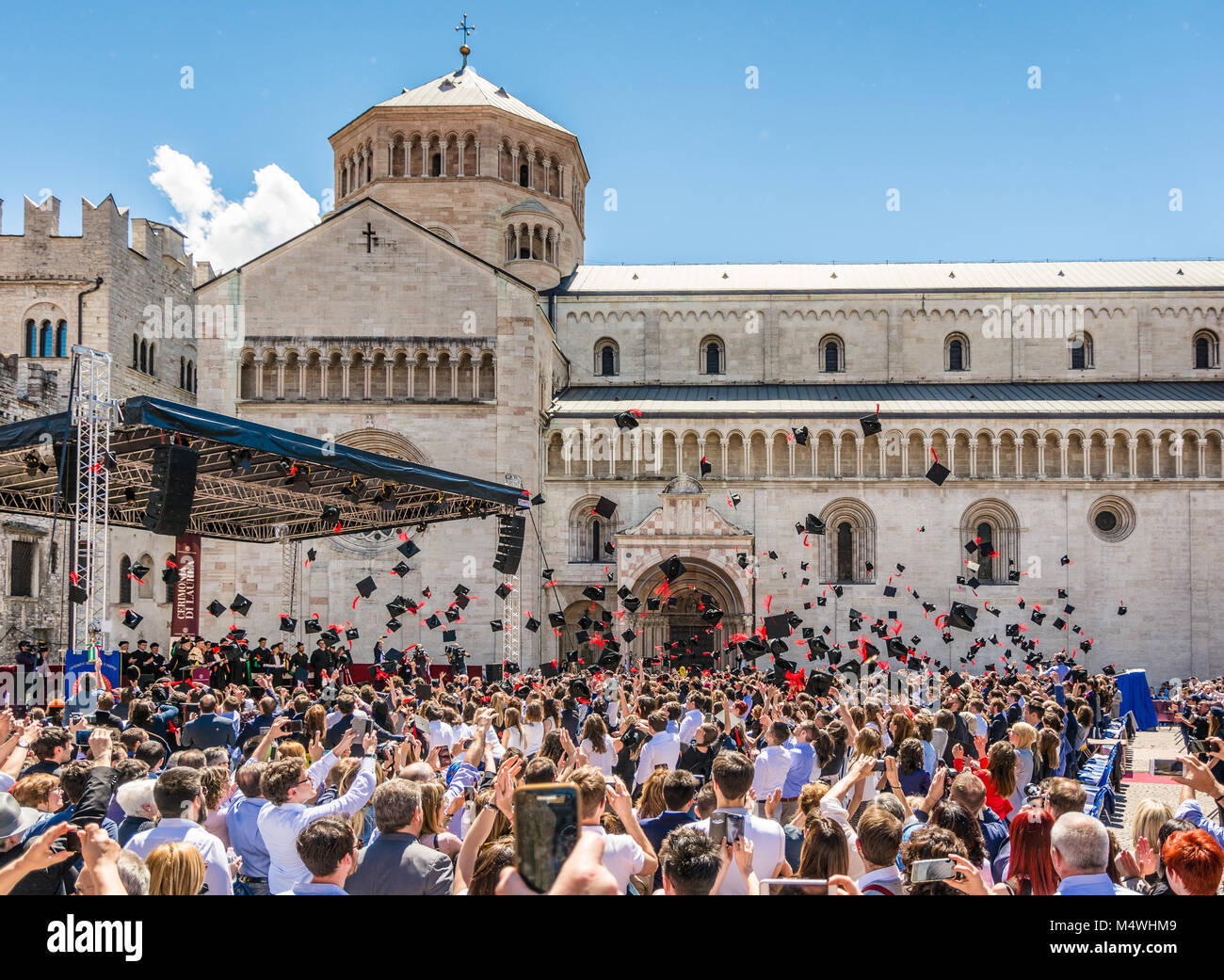 Der absolventenfeier in der Hauptplatz der Stadt Trient, Italien. Die Stadt ist berühmt für die renommierten Universitäten. Stockfoto