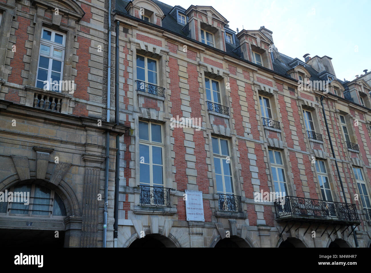 Die umliegenden Gebäude - Place des Vosges - Paris - Frankreich Stockfoto