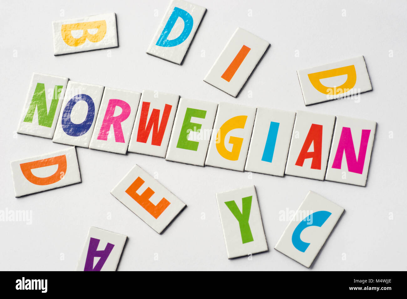 Wort Norwegisch aus bunte Buchstaben auf weißem Hintergrund Stockfoto
