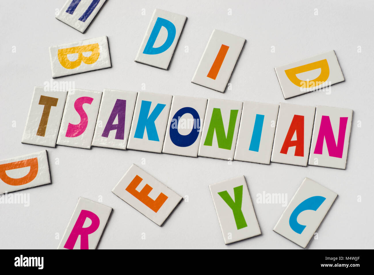 Wort Tsakonian aus bunte Buchstaben auf weißem Hintergrund Stockfoto