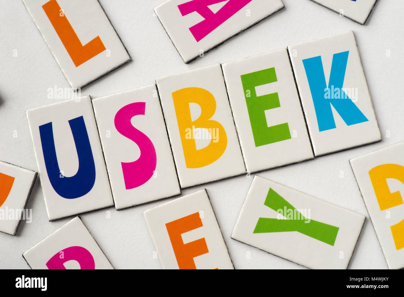 Wort Usbekmade der bunte Buchstaben auf weißem Hintergrund Stockfoto