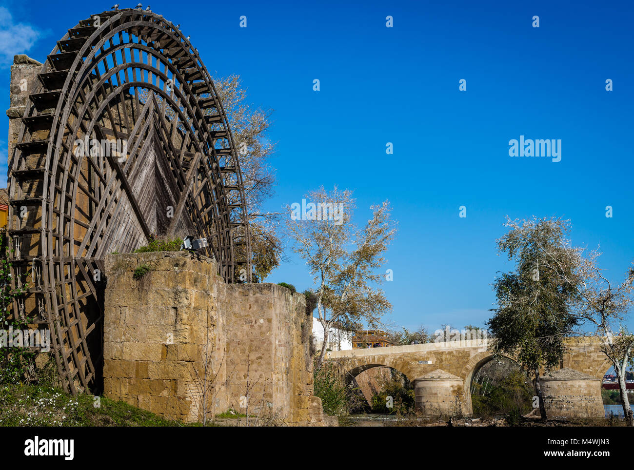 Die römische Brücke und die mittelalterliche Mühle am Ufer des Flusses Guadaquivir in Cordoba, Andalusien, Spanien. Stockfoto
