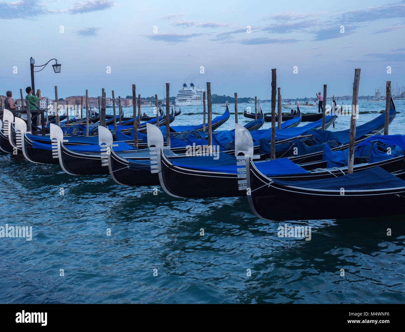 Gondeln auf dem Canal in der Dämmerung Stunde in Venedig Italien Stockfoto