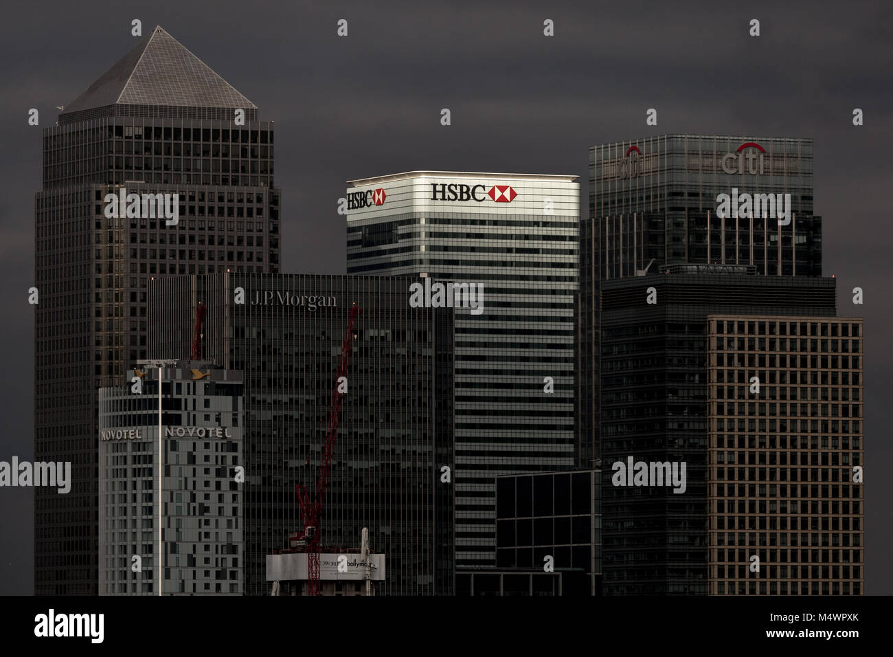 London, Großbritannien. 18 Feb, 2018. 8 Canada Square ist ein Wolkenkratzer in Canary Wharf, London. Das Gebäude dient als der Stammsitz der HSBC-Gruppe. Hier finden Sie gezielt durch einen kurzen Büste von Sonnenlicht an einem dunklen und grauen Nachmittag in East London, lit. Credit: Guy Corbishley/Alamy leben Nachrichten Stockfoto
