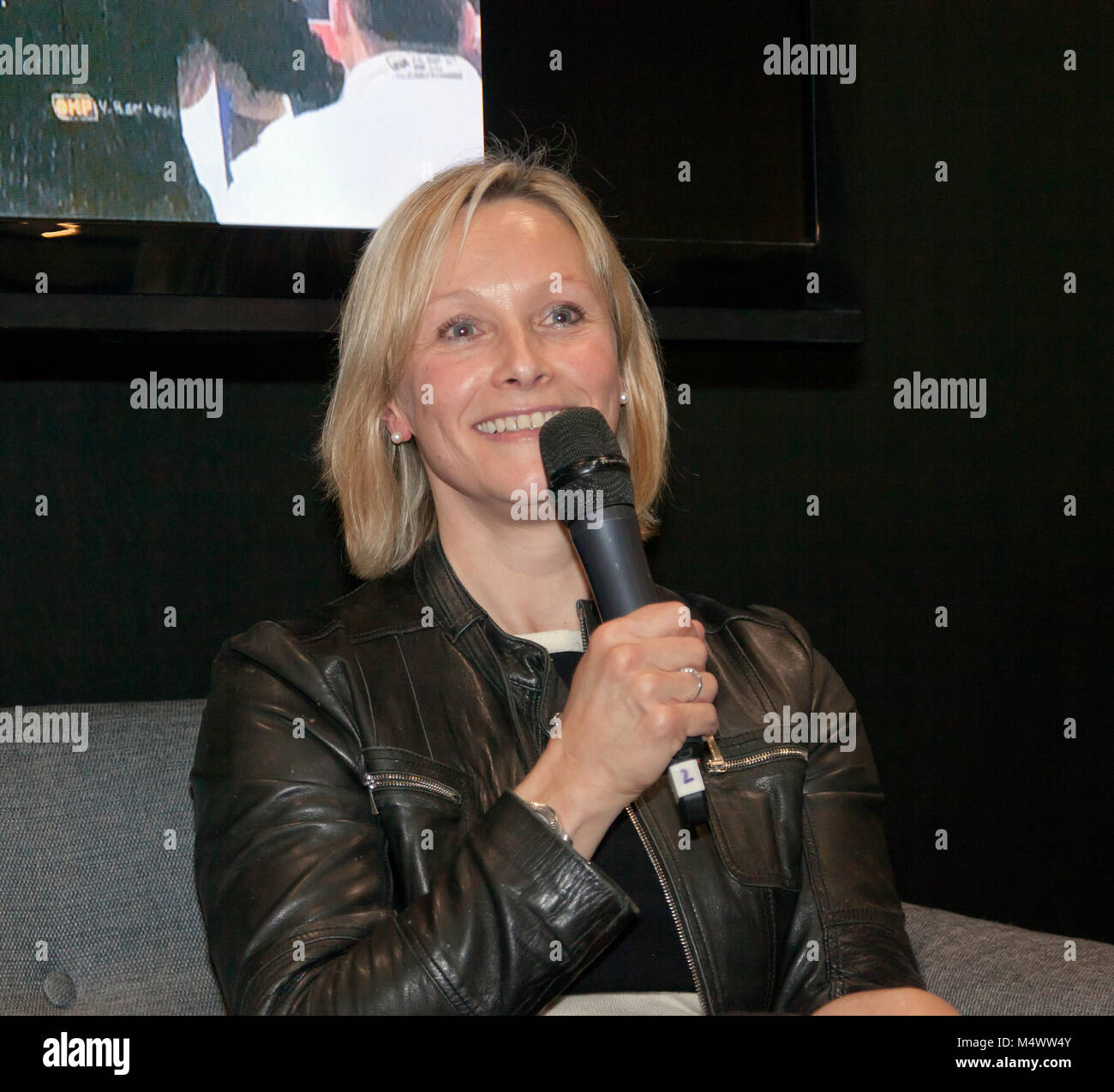 Vicki Butler-Henderson wird von Henry Hope-Frost im Supagard Theatre interviewt Stockfoto