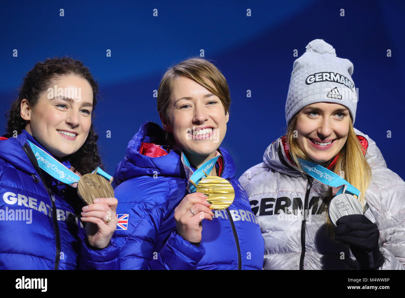 18. Februar 2018, Pyeongchang, Südkorea, Olympics, Frauen, Skelett, Preisverleihung Medal Plaza: Laura Deas (L-R) von Großbritannien (Bronze), Elizabeth Yarnold von Großbritannien (Gold) und Jacqueline Loelling Deutschlands (Silber) auf dem Podium feiern. Foto: Michael Kappeler/dpa Quelle: dpa Picture alliance/Alamy leben Nachrichten Stockfoto