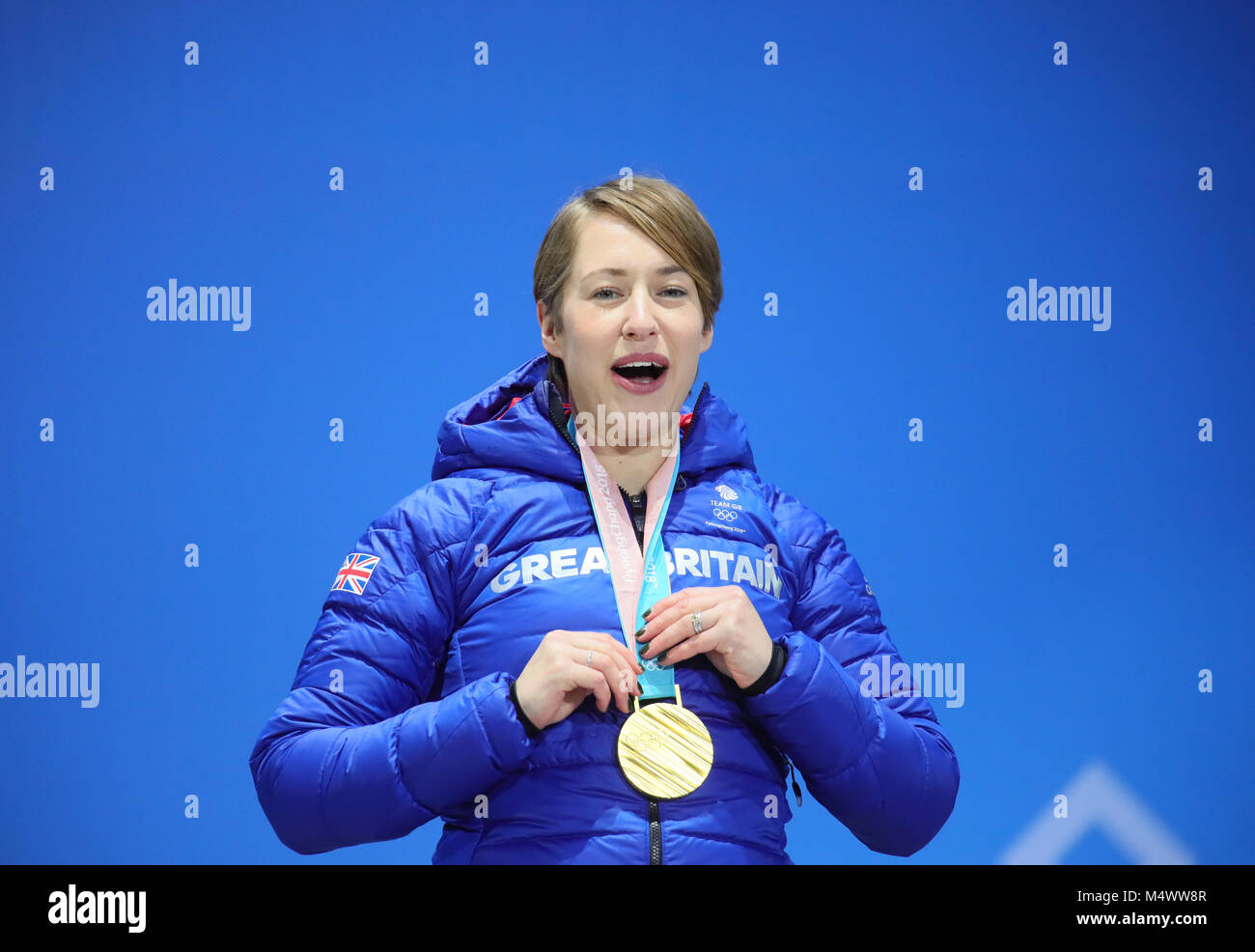 18. Februar 2018, Pyeongchang, Südkorea, Olympics, Frauen, Skelett, Preisverleihung Medal Plaza: Lizzy Yarnold Großbritannien feiert ihre Goldmedaille auf dem Podium. Foto: Michael Kappeler/dpa Quelle: dpa Picture alliance/Alamy leben Nachrichten Stockfoto