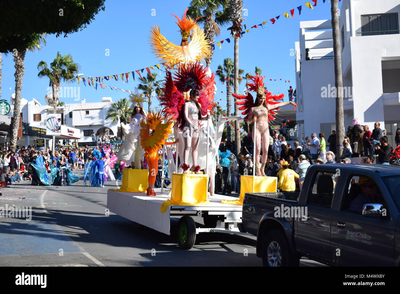 Paphos, Zypern. 18 Feb, 2018. Paphos Karneval 2018 ist eine traditionelle, jährliche Straßenkarneval - Am Sonntag, den 18. Februar. Die ursprünglich am Samstag gehalten zu werden, aber Regen verschoben Es für einen Tag, und es war der 18. Auf der Bürgermeister Aufträge verschoben. Die meisten der Schwimmer durch lokale Unternehmen und Organisationen angemeldet waren. Stockfoto