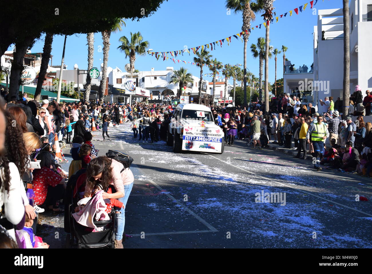 Paphos, Zypern. 18 Feb, 2018. Paphos Karneval 2018 ist eine traditionelle, jährliche Straßenkarneval - Am Sonntag, den 18. Februar. Die ursprünglich am Samstag gehalten zu werden, aber Regen verschoben Es für einen Tag, und es war der 18. Auf der Bürgermeister Aufträge verschoben. Die meisten der Schwimmer durch lokale Unternehmen und Organisationen angemeldet waren. Stockfoto