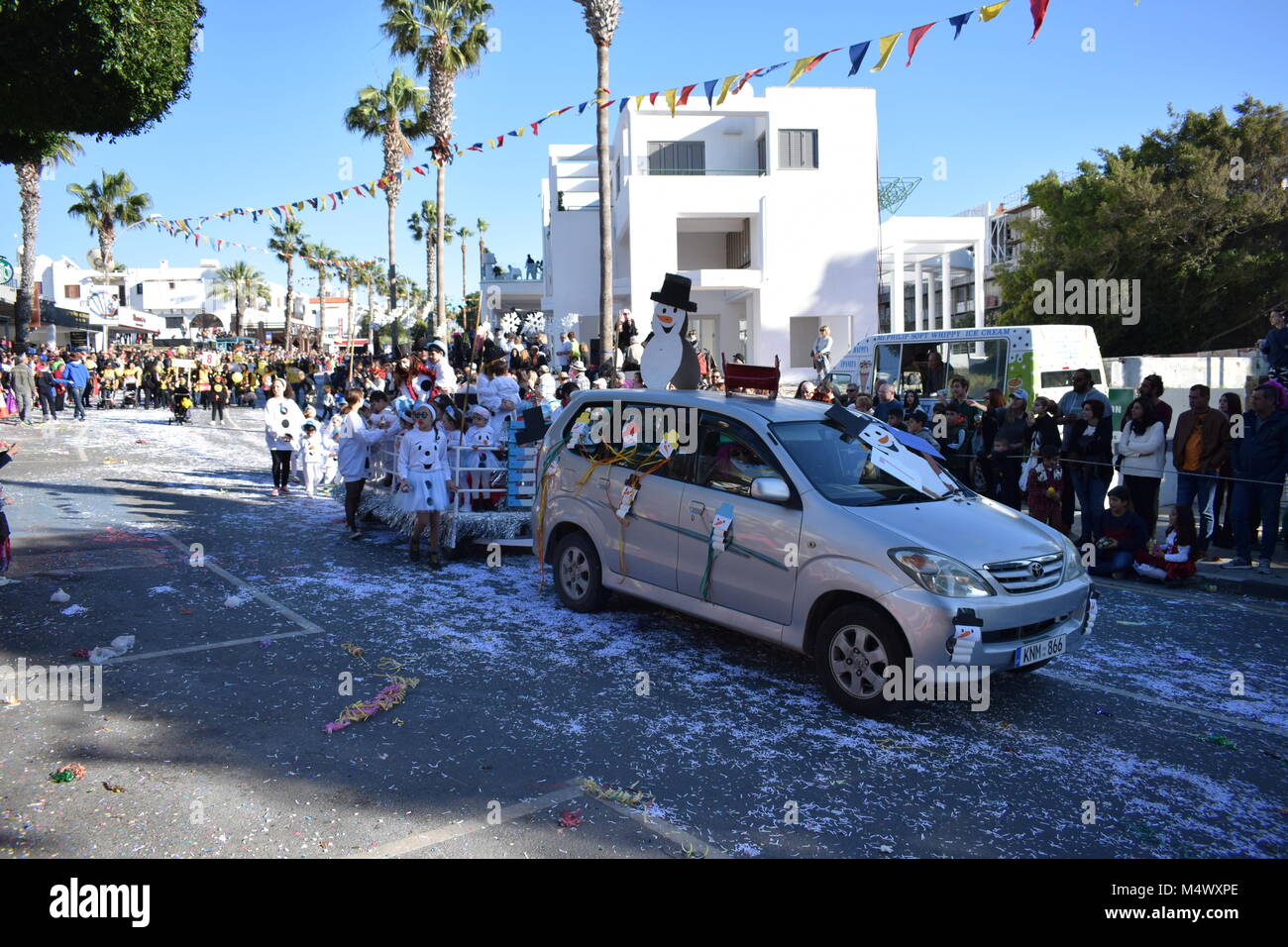 Paphos, Zypern. 18 Feb, 2018. Paphos Karneval 2018 ist eine traditionelle, jährliche Straßenkarneval - Am Sonntag, den 18. Februar. Die ursprünglich am Samstag gehalten zu werden, aber Regen verschoben Es für einen Tag, und es war der 18. Auf der Bürgermeister Aufträge verschoben. Die meisten der Schwimmer durch lokale Unternehmen und Organisationen angemeldet waren. Stockfoto