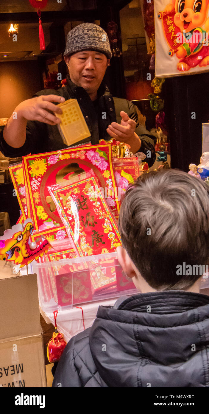 . Chinese New Year Celebration in Chinatown, London, große Menschenmassen strömen in Chinatown für die Feier, sagte, die größte außerhalb von China, ein Stall Inhaber werden verkauft Glücksbringer für das neue Jahr Bild: Ian Davidson/Alamy leben Nachrichten Stockfoto