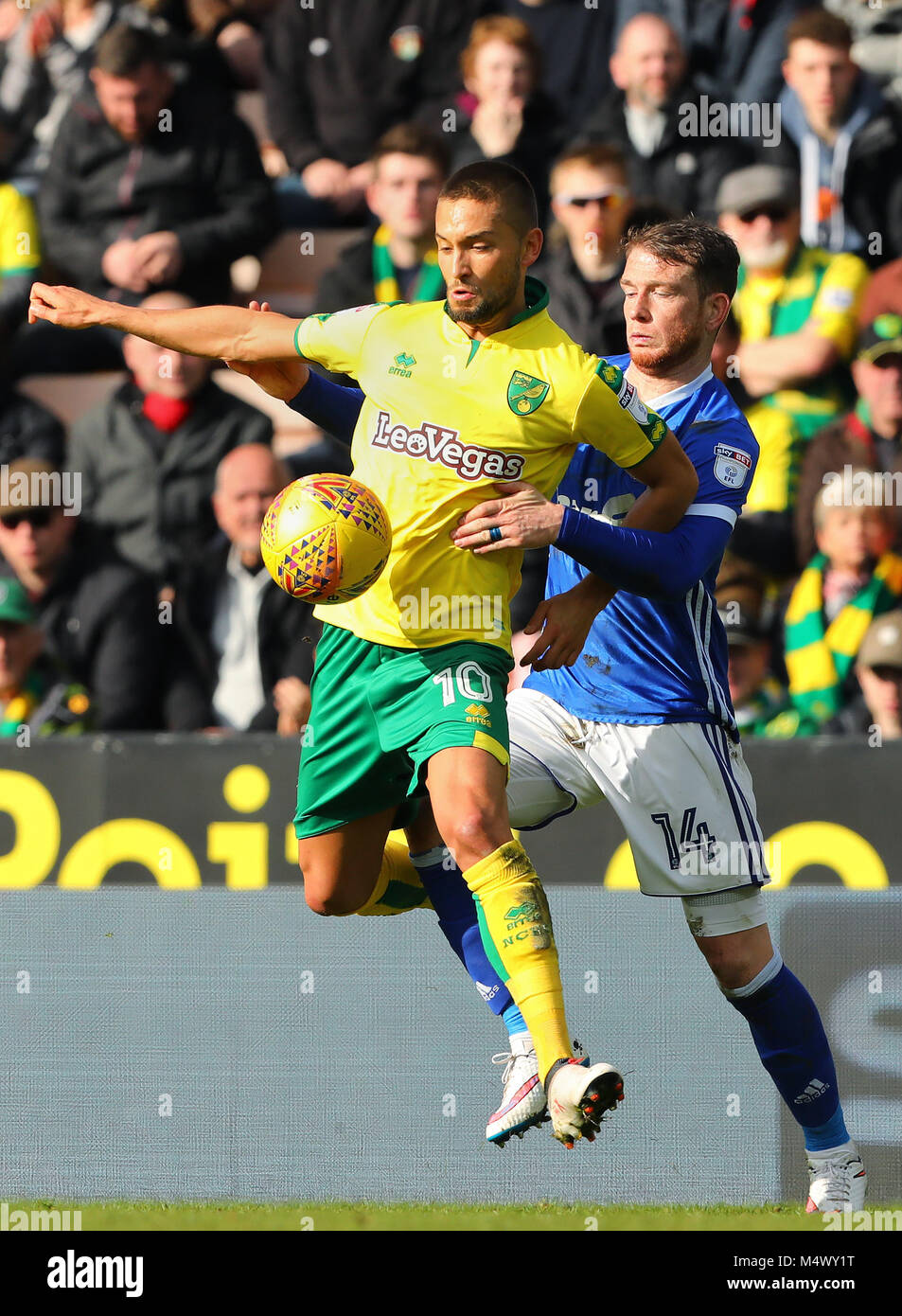 Norwich, UK. 18 Feb, 2018. Moritz Leitner von Norwich City und Joe Garner von Ipswich Town - Norwich City v Ipswich Town, Sky Bet Meisterschaft, Carrow Road, Norwich - 18. Februar 2018. Credit: Richard Calver/Alamy leben Nachrichten Stockfoto