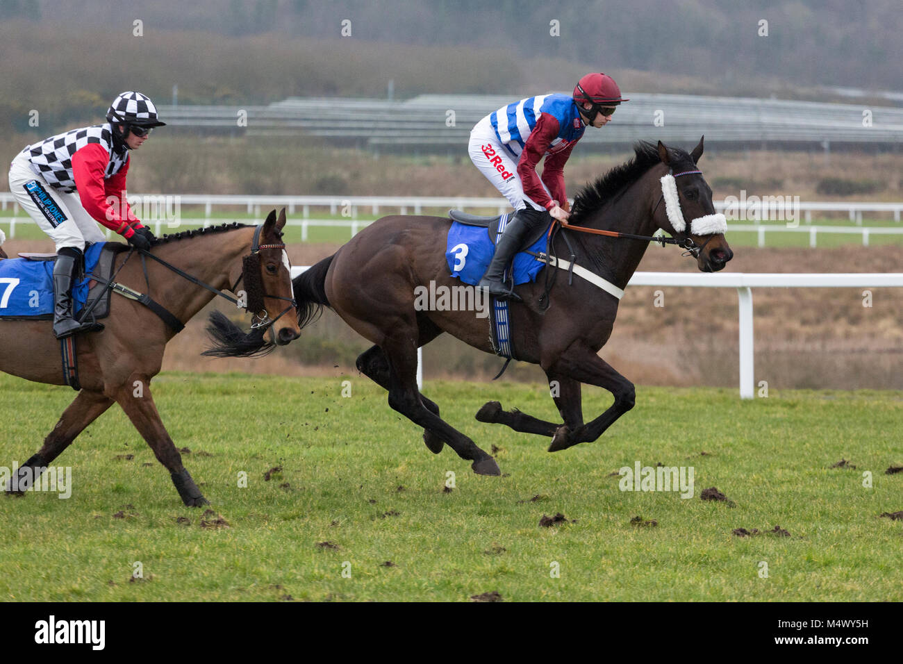 Ffos Las Pferderennbahn, Trimsaran, Wales, UK. 18 Feb, 2018. Fliegen Du Charmil (Jockey ein P Heskin) gewinnt die Diane Morgans besonderen Geburtstag Handicap Hürde mit Nummer 7 Flanagans Feld (Jockey Richard Patrick) an dritter Stelle. Credit: gruffydd Thomas/Alamy leben Nachrichten Stockfoto