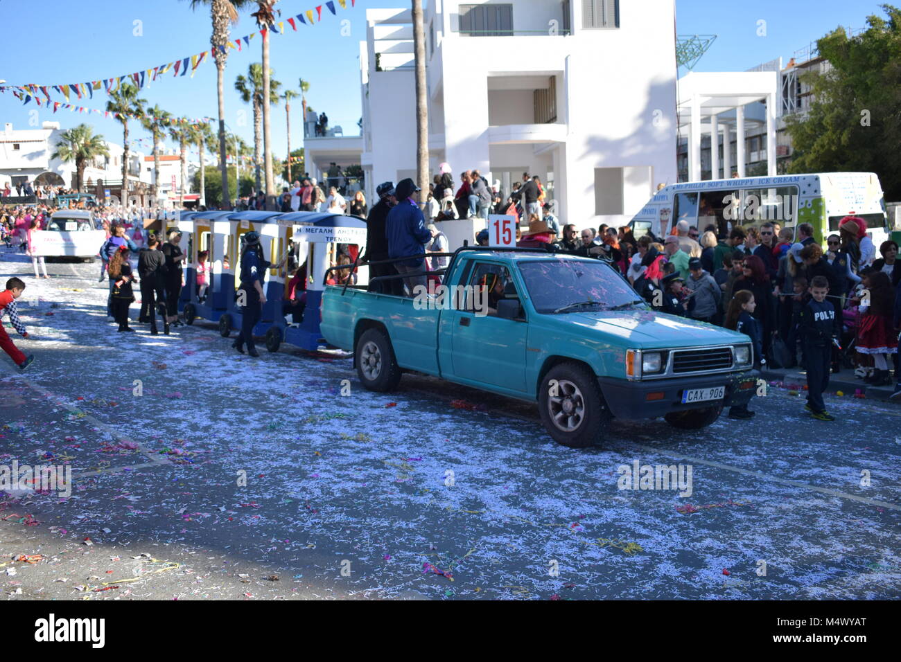 Paphos, Zypern. 18 Feb, 2018. Paphos Karneval 2018 ist eine traditionelle, jährliche Straßenkarneval - Am Sonntag, den 18. Februar. Die ursprünglich am Samstag gehalten zu werden, aber Regen verschoben Es für einen Tag, und es war der 18. Auf der Bürgermeister Aufträge verschoben. Die meisten der Schwimmer durch lokale Unternehmen und Organisationen angemeldet waren. Stockfoto