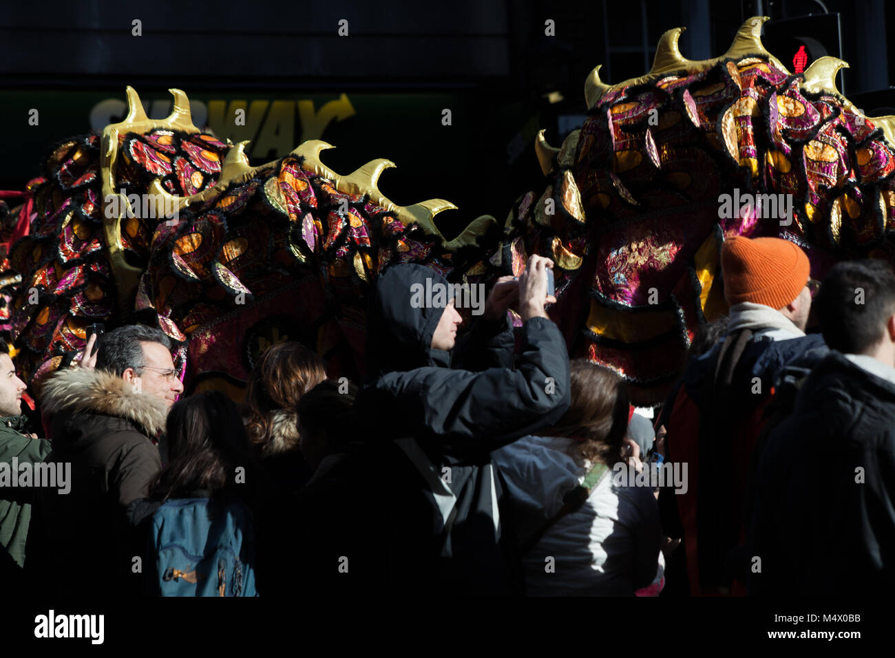 London, Großbritannien. 18 Feb, 2018. Das chinesische Neujahr feiern - Neujahrsfest feiern fand in London China Town als Jahr Hund beginnt Credit: Emin Ozkan/Alamy leben Nachrichten Stockfoto
