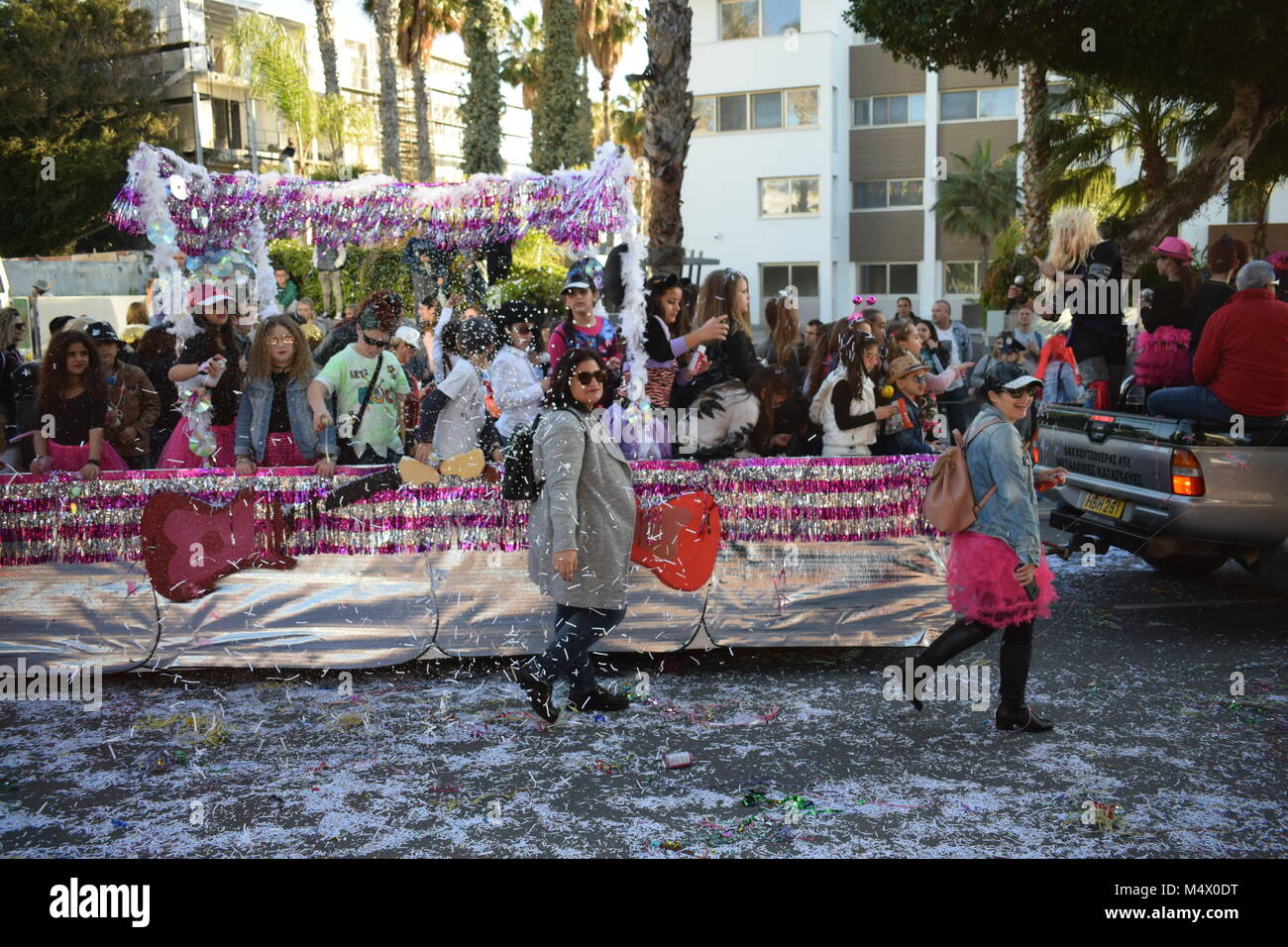 Paphos, Zypern. 18 Feb, 2018. Paphos Karneval 2018 ist eine traditionelle, jährliche Straßenkarneval - Am Sonntag, den 18. Februar. Die ursprünglich am Samstag gehalten zu werden, aber Regen verschoben Es für einen Tag, und es war der 18. Auf der Bürgermeister Aufträge verschoben. Die meisten der Schwimmer durch lokale Unternehmen und Organisationen angemeldet waren. Stockfoto