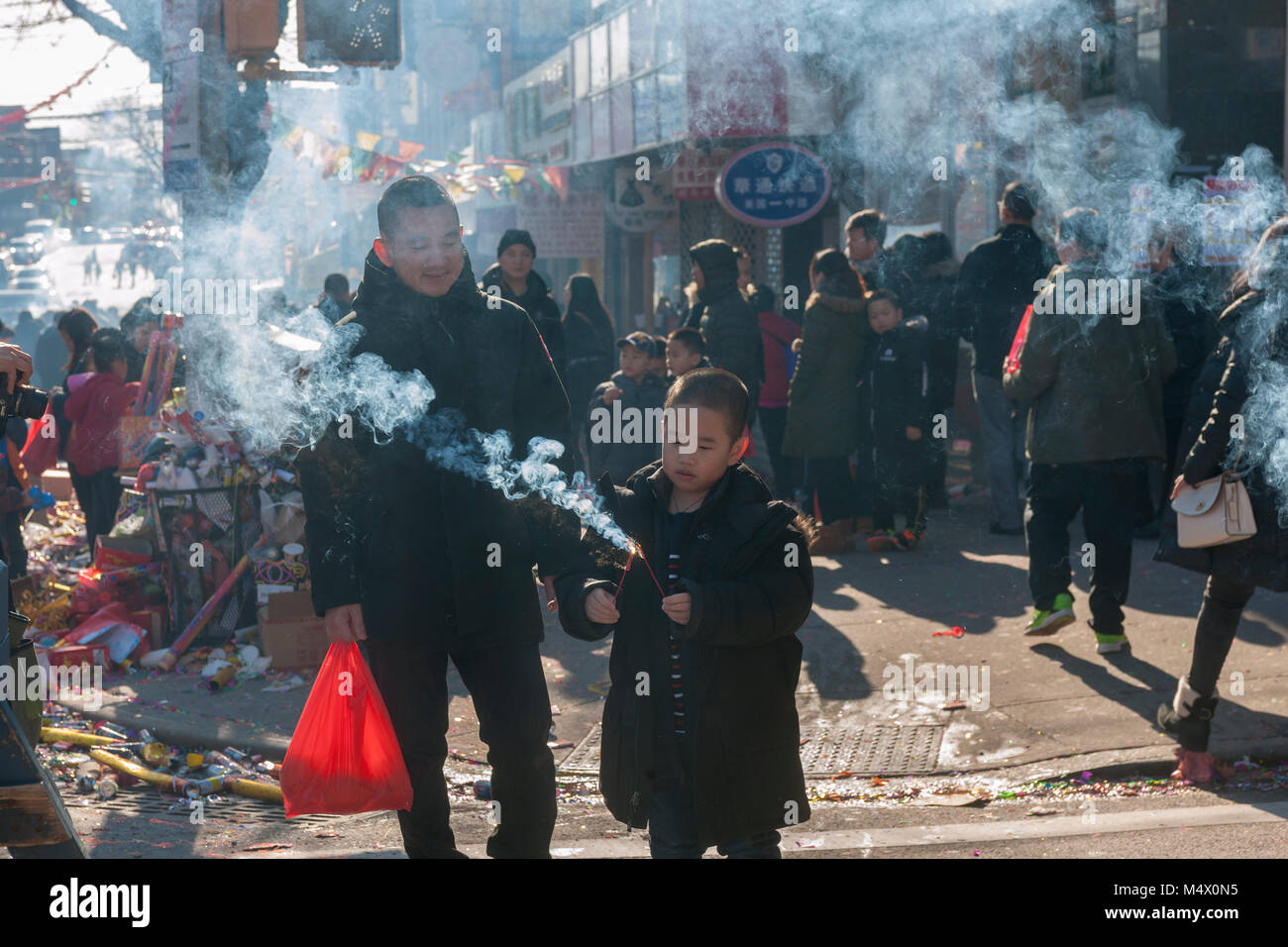 Brooklyn, USA. 18 Feb, 2018. Besucher licht Wunderkerzen in der Nähe des Sunset Park in New York, Brooklyn Chinatown, feiert das Jahr des Hundes bei der jährlichen chinesische Mondjahr Parade am Sonntag, den 18. Februar 2018. Sunset Park ist Heimat für viele chinesische Einwanderer und als "Brooklyn Chinatown bekannt. Credit: Richard Levine/Alamy leben Nachrichten Stockfoto