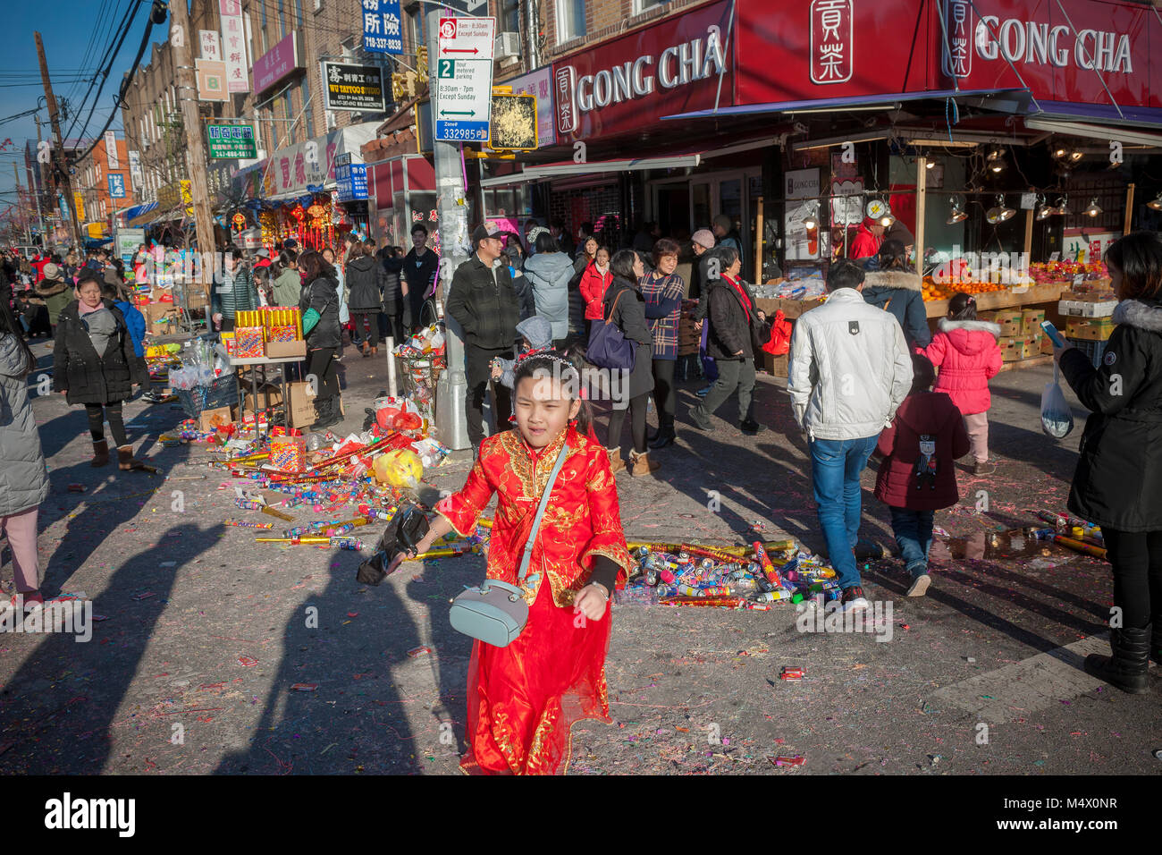 Brooklyn, USA. 18 Feb, 2018. Brooklyn Bewohner und Besucher nähern sich in der Nachbarschaft von Sunset Park in New York, Brooklyn Chinatown, das Jahr des Hundes bei der jährlichen chinesische Mondjahr Parade am Sonntag, den 18. Februar 2018 zu feiern. Sunset Park ist Heimat für viele chinesische Einwanderer und als "Brooklyn Chinatown bekannt. Credit: Richard Levine/Alamy leben Nachrichten Stockfoto