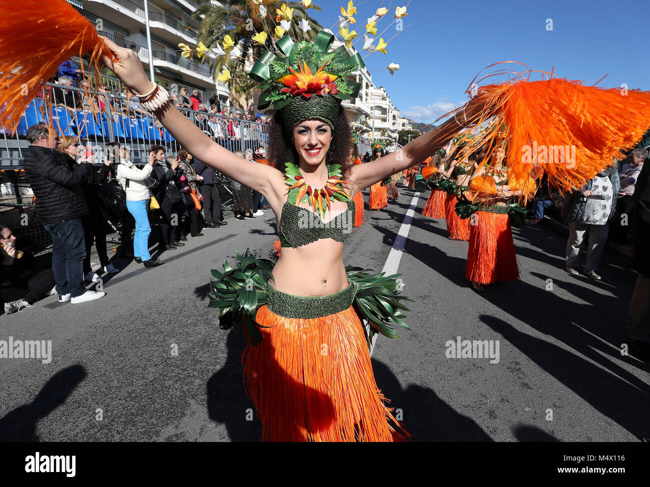 Menton, Frankreich. 18 Feb, 2018. Ein Künstler Paraden während der Lemon Festival in Menton, Frankreich, Jan. 18, 2018. Der 85 Lemon Festival, mit dem Thema Bollywood, wurde hier am Sonntag statt. Credit: Remy Huan/Xinhua/Alamy leben Nachrichten Stockfoto