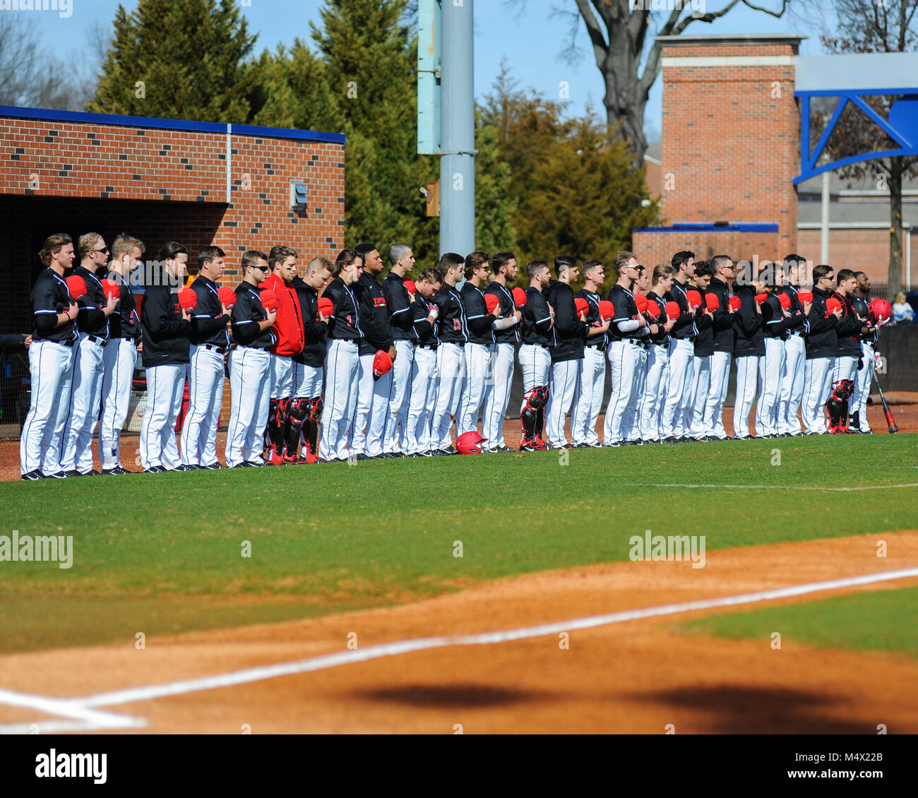 FedEx Park. 18 Feb, 2018. TN, USA; Western Kentucky Hilltoppers stehen für die Nationalhymne vor dem NCAA D1 Match up in Memphis. Western Kentucky besiegt den Memphis Tigern, 3-1, bei FedEx Park. Kevin Lanlgey/CSM/Alamy leben Nachrichten Stockfoto